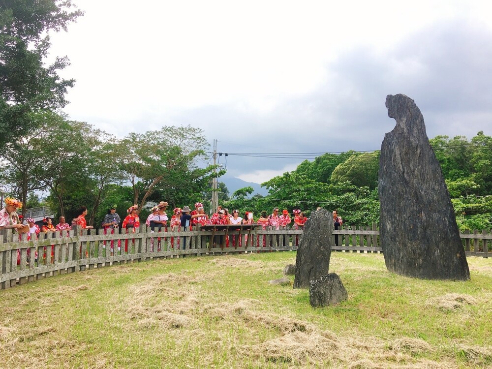 團員參訪卑南遺址月形石柱