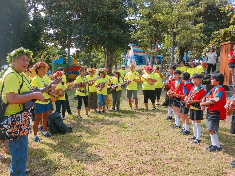 大溪地烏克麗麗團與北濱國小烏克麗麗社團學童在烏克麗麗公園以樂會友