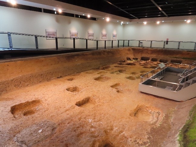 遺構展示館中保留的建築遺跡，保留成為一種展現過去歷史的展示素材