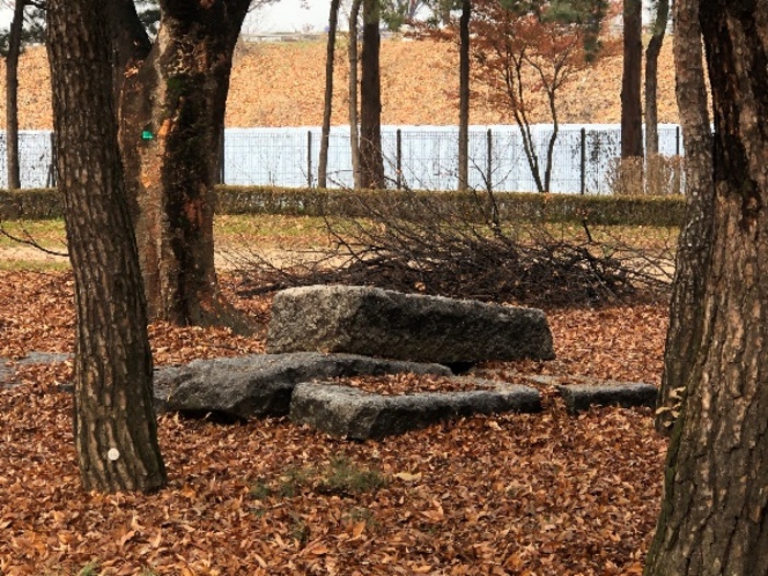 走在岩寺洞遺址內有身歷其境的感覺