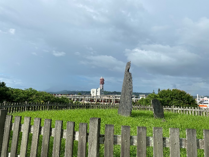 屹立於卑南遺址公園的月形石柱，數千年前的人們亦在此安居樂業