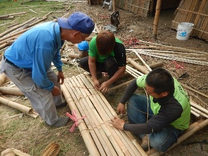 邀請下賓朗部落潘冬生長老擔任現場顧問，指導利嘉部落工班建築技術