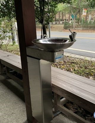 一般戶外公園、以及早期的一些公共場域常見直接就口生飲設備，在防疫期間，儘量避免使用