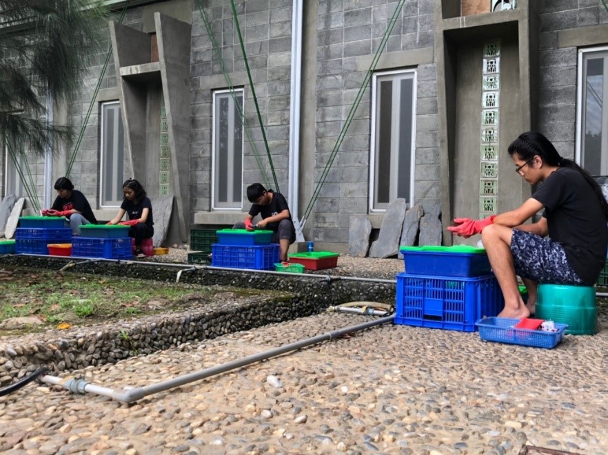 小心翼翼清洗陶片進行整理，總讓人對千年前古人的製陶技術感到讚嘆。