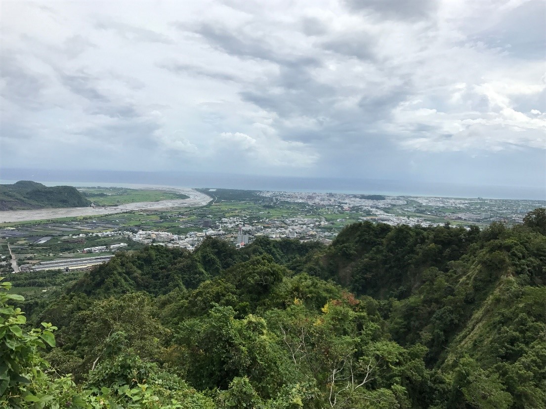 鯉魚山位於臺東縣臺東市的市區，四周為沖積平原，是臺東平原上的明顯地標，靠近卑南大溪畔，有一座較小的山叫「貓山」，兩者遙遙相望。