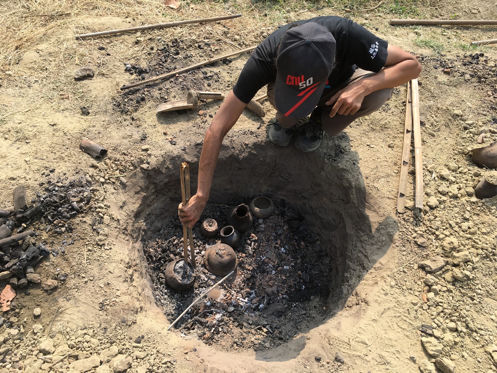 開爐取件過程中，一部分陶器接觸空氣後器表顏色由黑色轉變為紅色。