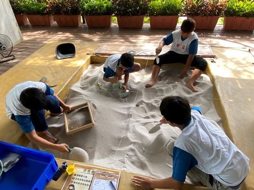 卑南遺址公園的沙坑是學童體驗考古的好地方