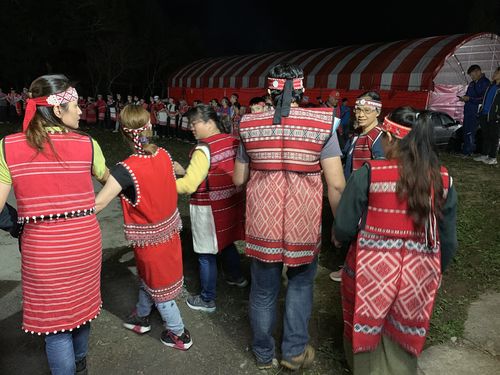 賽夏族織女重製的服飾返回祭場