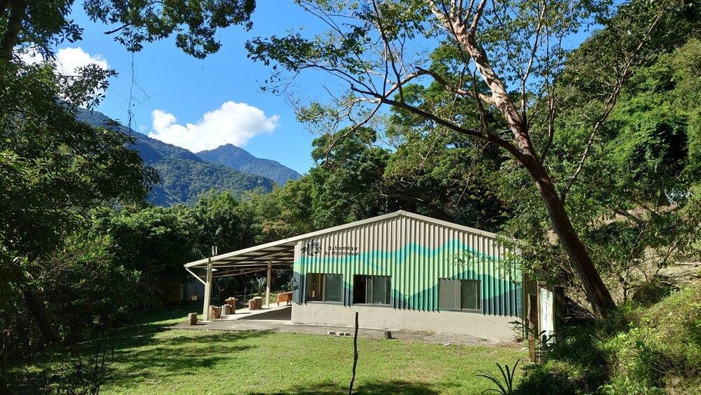 圖中建築是山胡椒學習基地，右方山坡是利用駁坎增加種植腹地的智慧運用