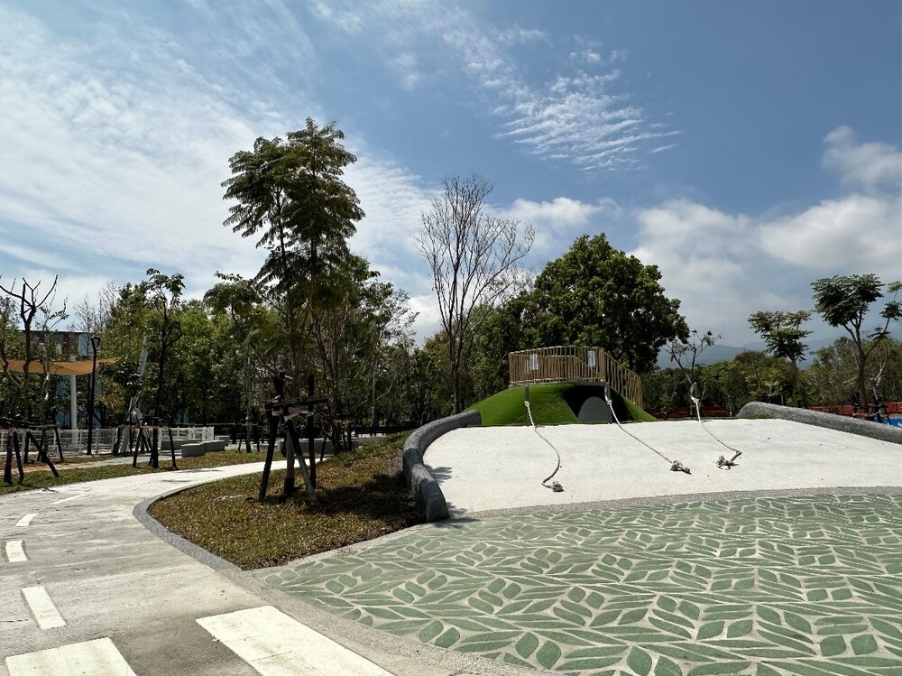 臺東縣政府連結史前館打造康樂巨石公園，3月31日甫啟用的綠地公園遊戲場設有溜滑梯、滑步車道、考古沙坑、休憩步道及磨石子座椅等設施