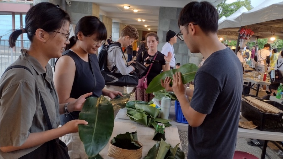 在「慢市集」，大家體驗以葉子製作食器