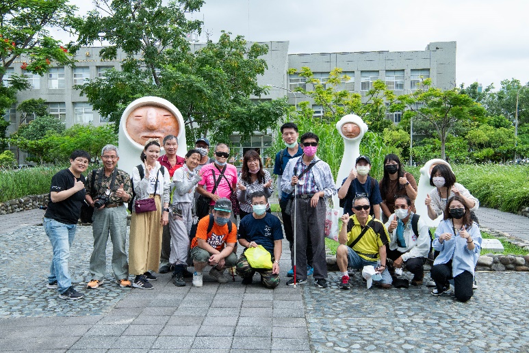 館方人員與台南視障重建中心參訪者于體驗結束後於戶外公共藝術-蔦松家前方合影