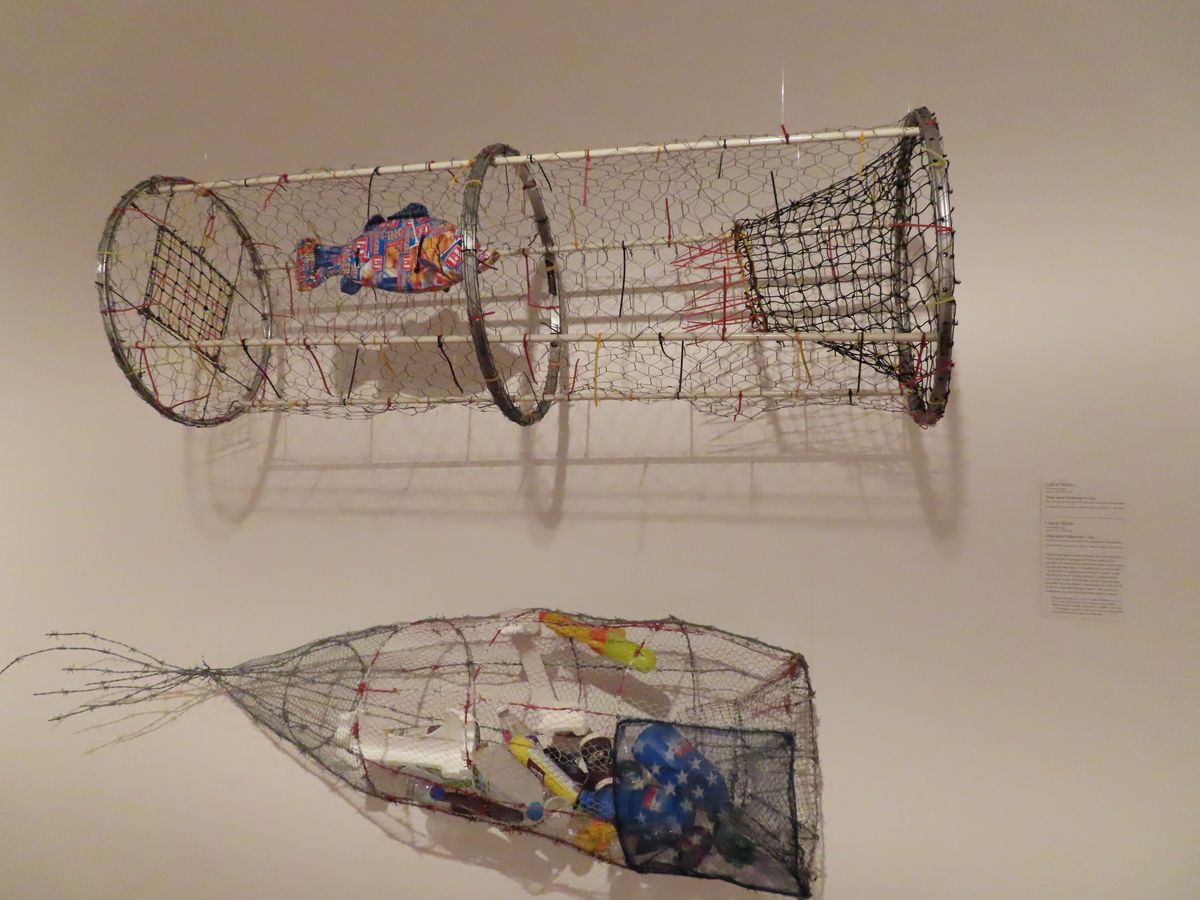 Laurie Nilsen利用風扇、鐵絲網等廢棄材料，以回收再利用的概念製成類似魚筌的物件