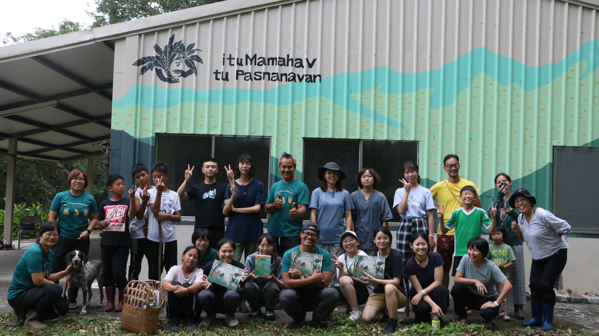 「內本鹿文化戲劇營」籌備期第一天，大學生於mamahav基地前合影