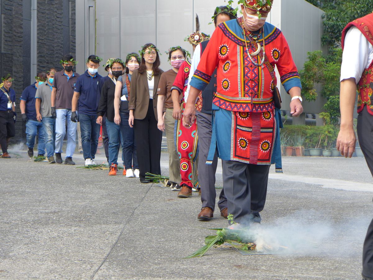 儀式參與成員進行除穢過火