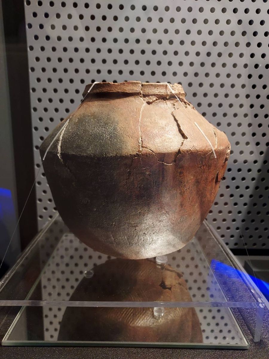 南科考古館第一展廳的直口折肩黑彩罐，屬於距今5000至4300年間大坌坑文化