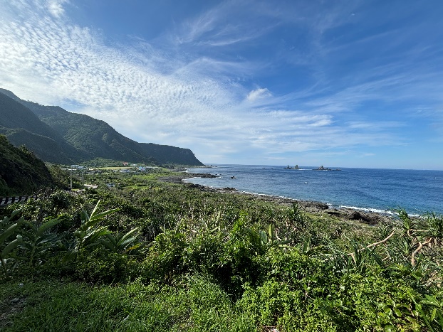 工作小組透過現地走訪確認山稜線及海岸線來比對歷史照片