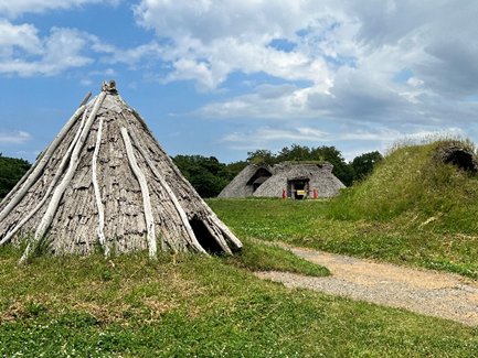 半地穴復原建築。