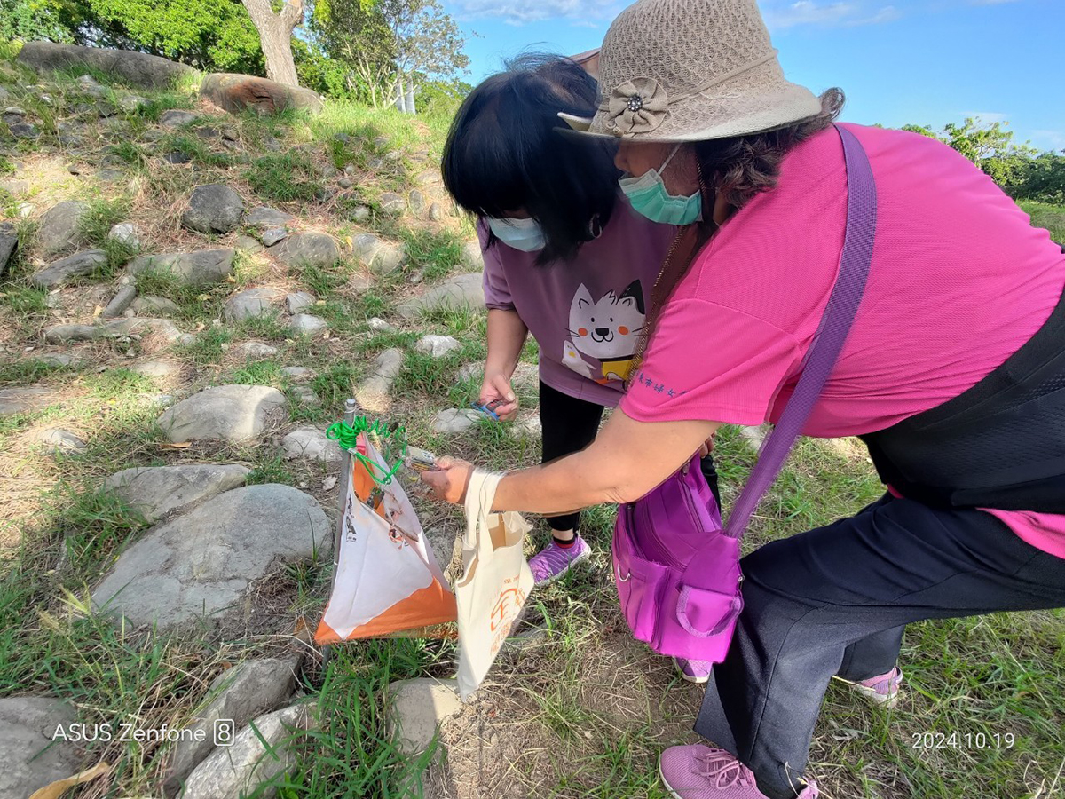 於定向活動當中，認識低潌河床地形。(袁雲英攝)