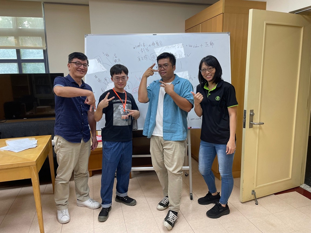 與實習輔導員們合照。