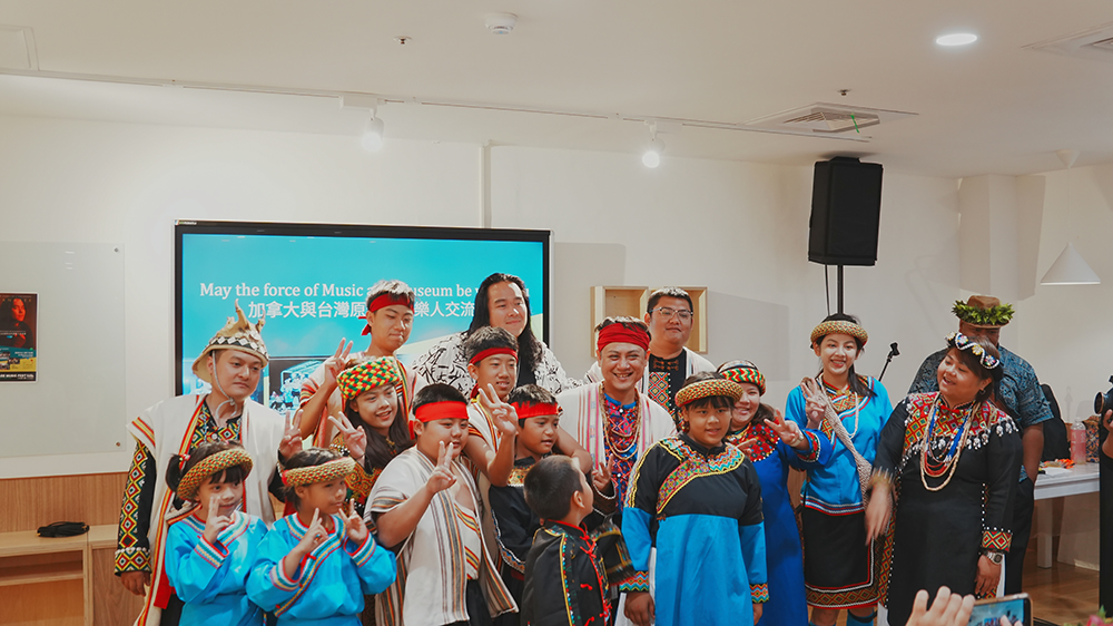 東布青帶著小孩子與Aysanabee交流,看到彼此的世界與文化。