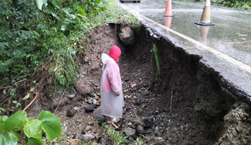 海葵颱風造成卑南遺址公園道路路基淘空。