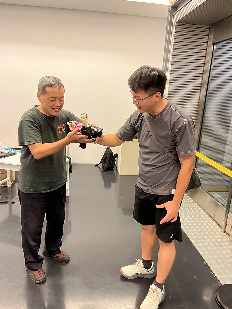 演師講解布袋戲人偶造型，運用布袋戲為考古教育帶來新的推廣可能（沈鈺翔攝）。