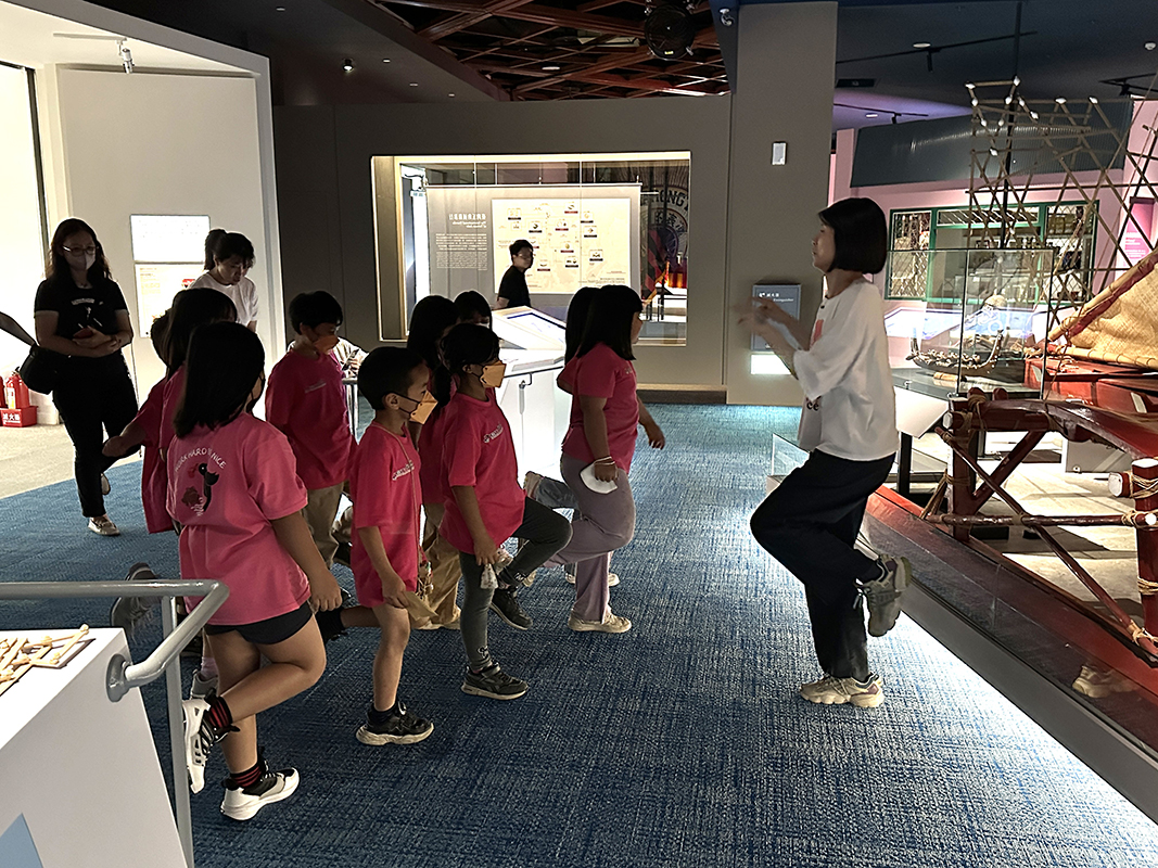 在「南島航行與生業」課程中,透過肢體動作模擬航行船隻的平衡。