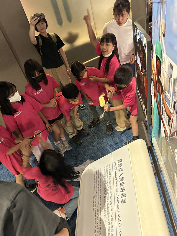 學童透過肢體動作模擬航行、體驗魚竿漁網等工具操作,使抽象的文化知識轉化為具體的多感官經驗。