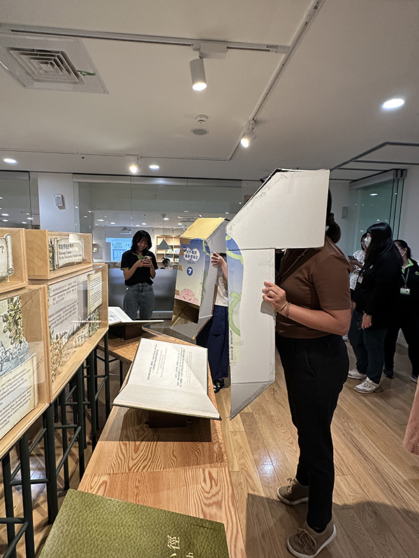 透過95cm翻轉鏡設備觀展,看到的只有桌面,看不到展示的繪本跟展架。