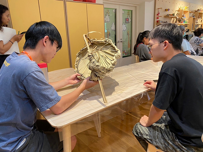 學習利用葉子製作自然食器。