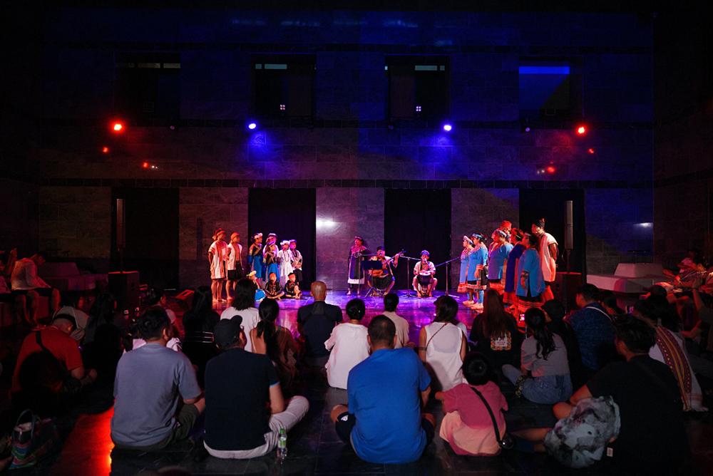 展示中庭的回音成為「古謠的未來式」最棒的環繞音響,讓每一位演出團體的歌聲徹底繚繞在所有的觀眾與展示文物之間。(穀雨企業社提供照片)