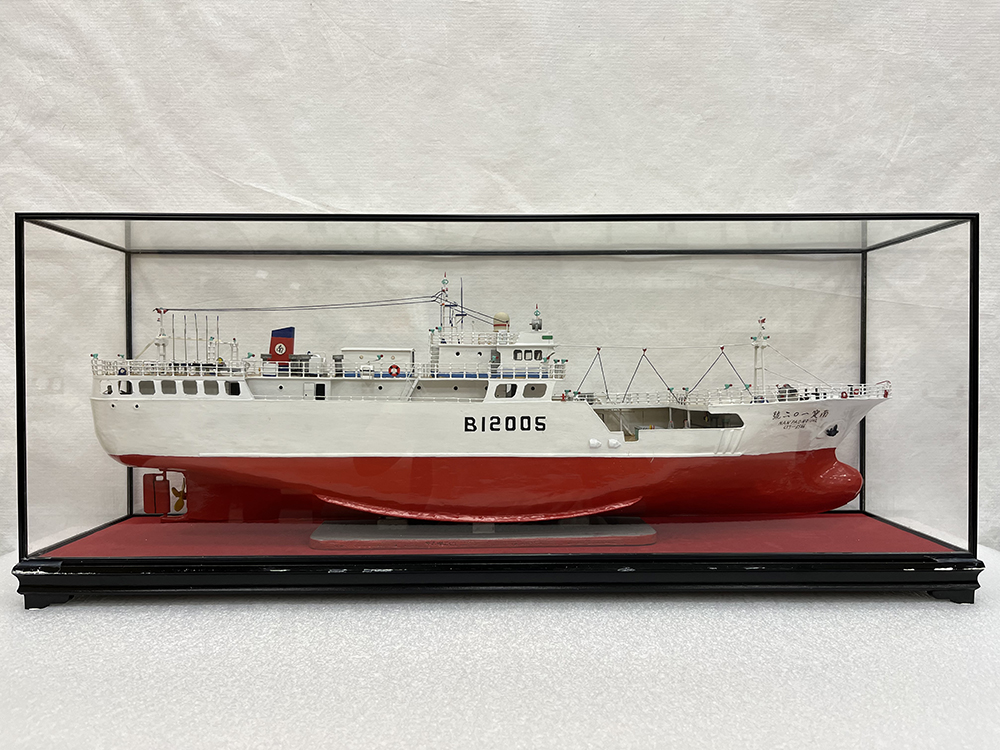 鮪延繩釣漁船模型,2005年陳坤南製,史前館典藏。