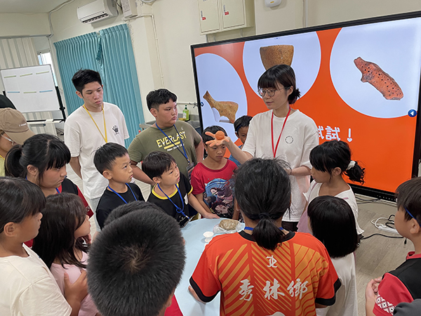 認真學習怎麼捏陶偶。