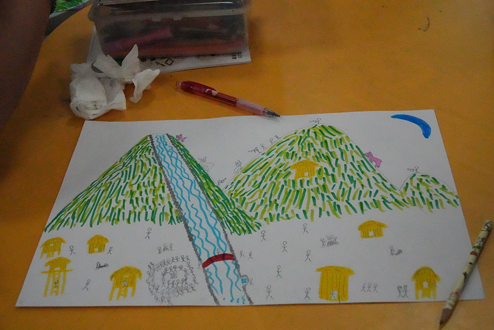 孩子描繪出古代住在立霧溪附近人群的生活。