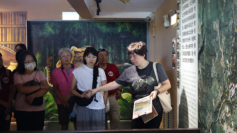 楊小青副研究員帶領學員進行展廳導覽。