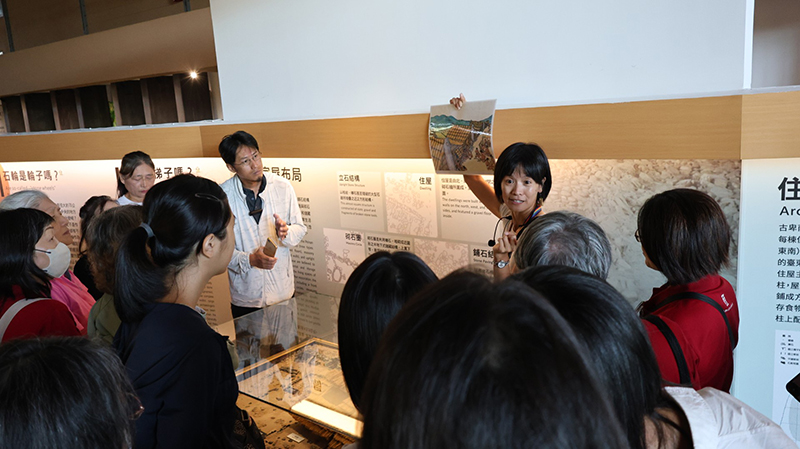 黃郁倫助理研究員帶領學員認識史前卑南人的生活場域。