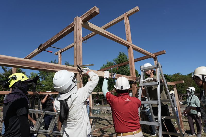 學員於史前家屋展示區進行「造屋技術解構」實作課程,實際參與家屋結構搭建。