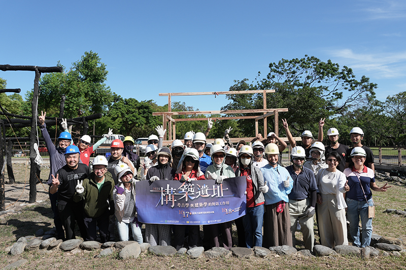 透過木樑與柱體的組裝,學員在實作過程中體驗傳統建造技術的智慧。