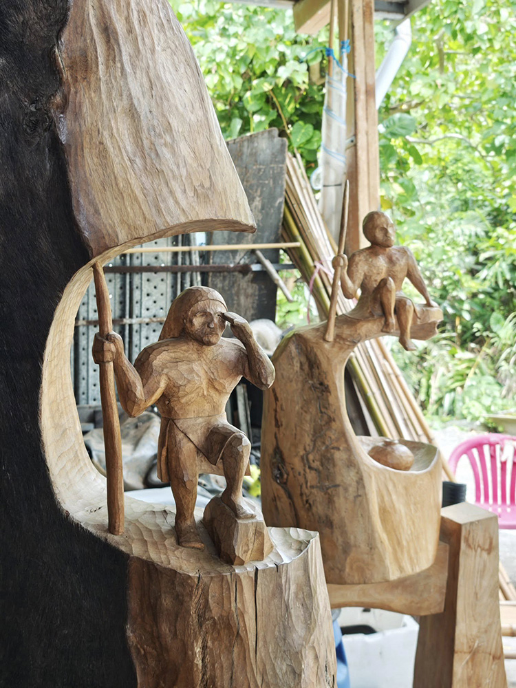 〈遙望〉局部 2008，木75×50×173cm，作品表現族人站在聖山上遙望因Cepo'事件逃散至各地的族人（盧梅芬攝）。