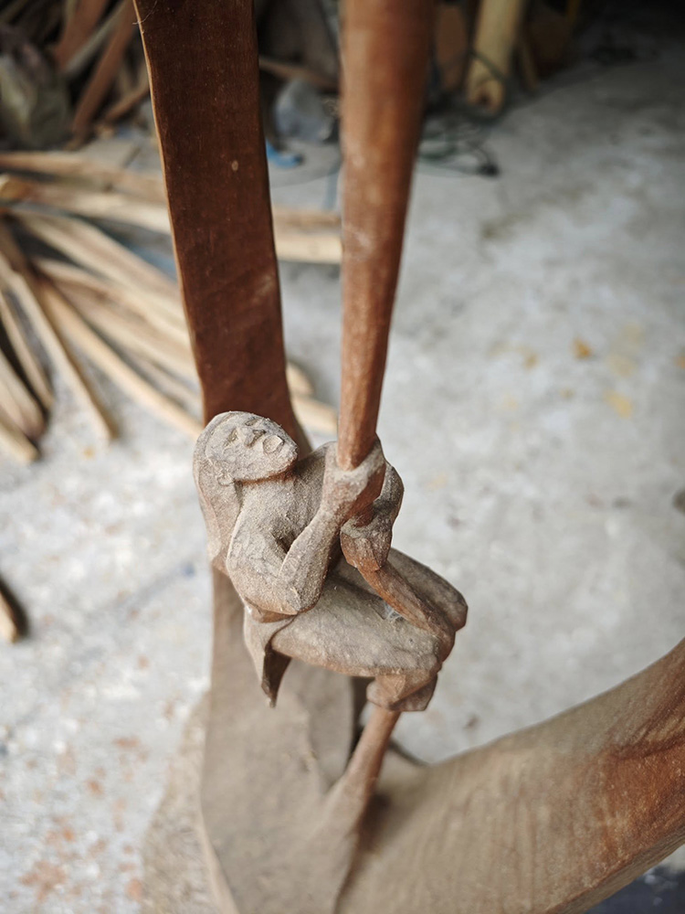 〈有心人〉2010，木 75×38×187cm（盧梅芬攝）。