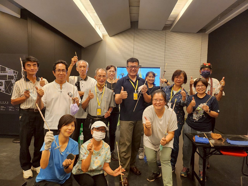 氣氛熱絡的石紡輪製作體驗。