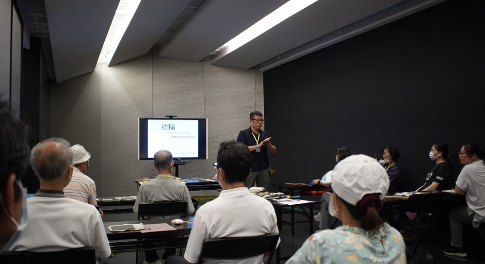 透過課程簡報先了解石紡輪原理與功能。