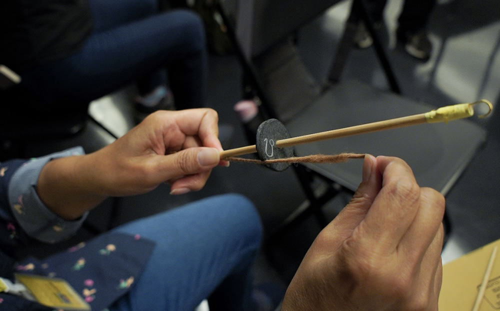 能夠順利鑽洞做出工具,現場歡呼四起。