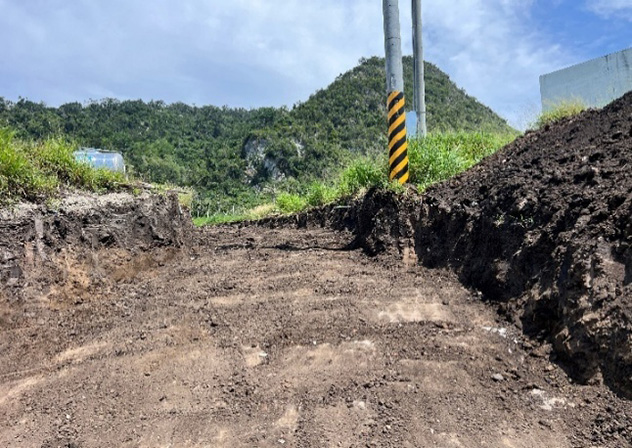 產業道路兩側斷面可見陶片。