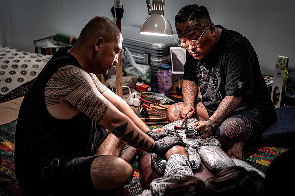 拍刺紋身讓我們得以從現在連結過去，並且透過參與、觀看和討論進而邁向未來，同時也是台灣和世界南島國家形成堅強夥伴關係的關係。（圖片來源：Suluape Keone Nunes）