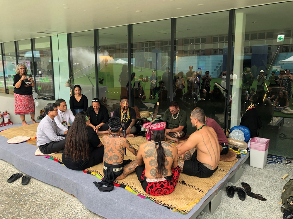 2024年拍刺浪潮節活動開始前，由紋身師進行ava儀式，使身心靈達到平衡並與超自然形成連結後，再開始進行拍刺動作。