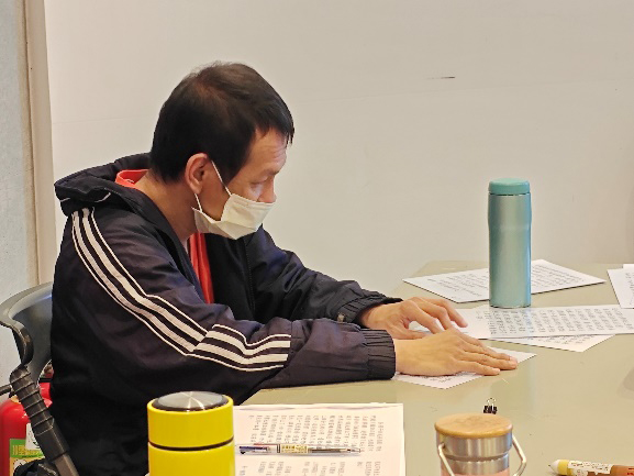 視障者觸摸點字劇本朗讀。