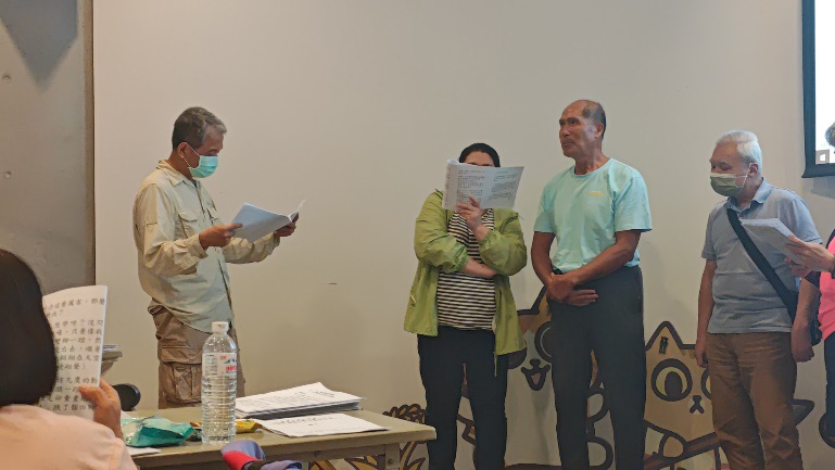 明眼人讀劇提詞視障者朗讀。