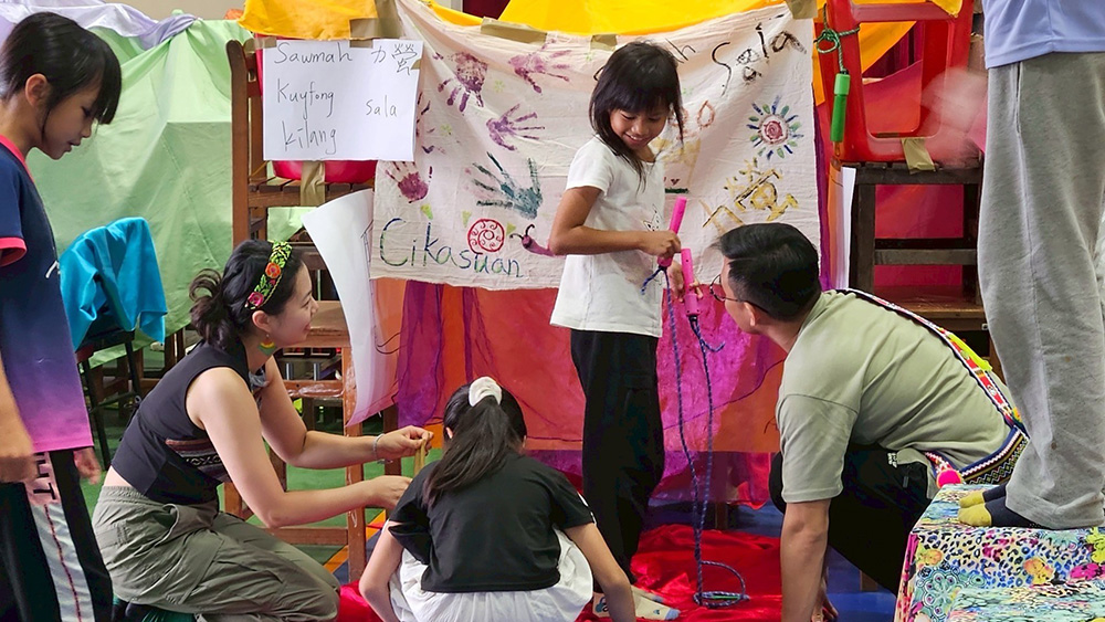 大小朋友用各式材料並繪製家族旗幟，用想像力搭起七腳川的家園（徐暐涵攝）。